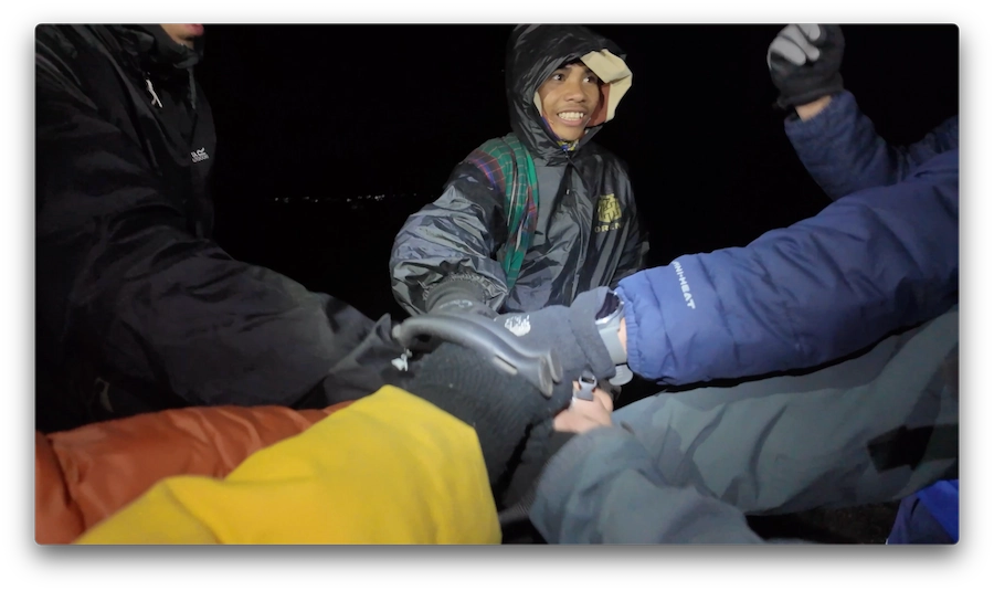 Wen explicando el briefing de seguridad antes de la subida nocturna al Rinjani