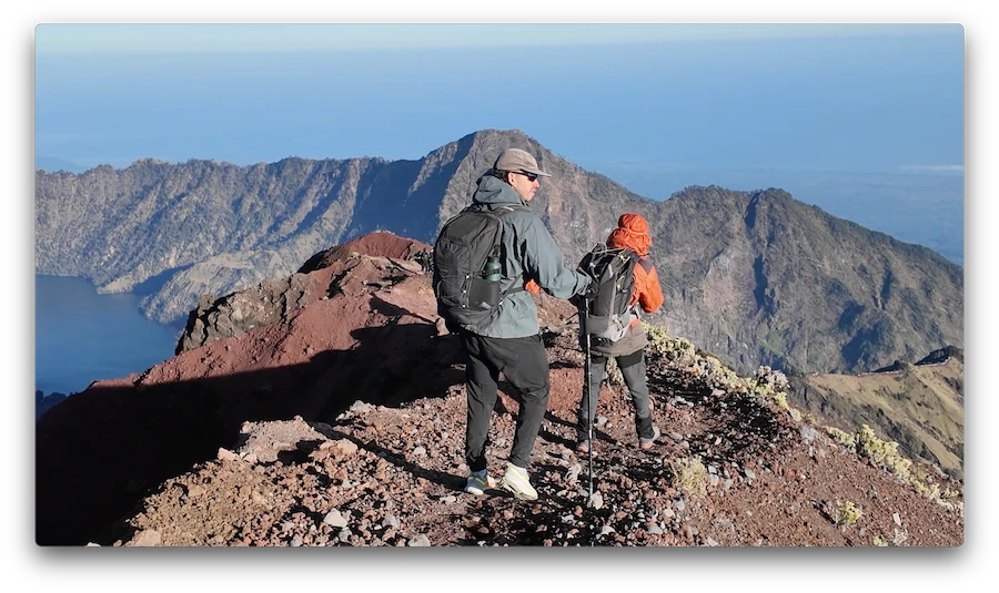 Vista de la arista del Monte Rinjani durante el descenso con el lago del cráter al fondo