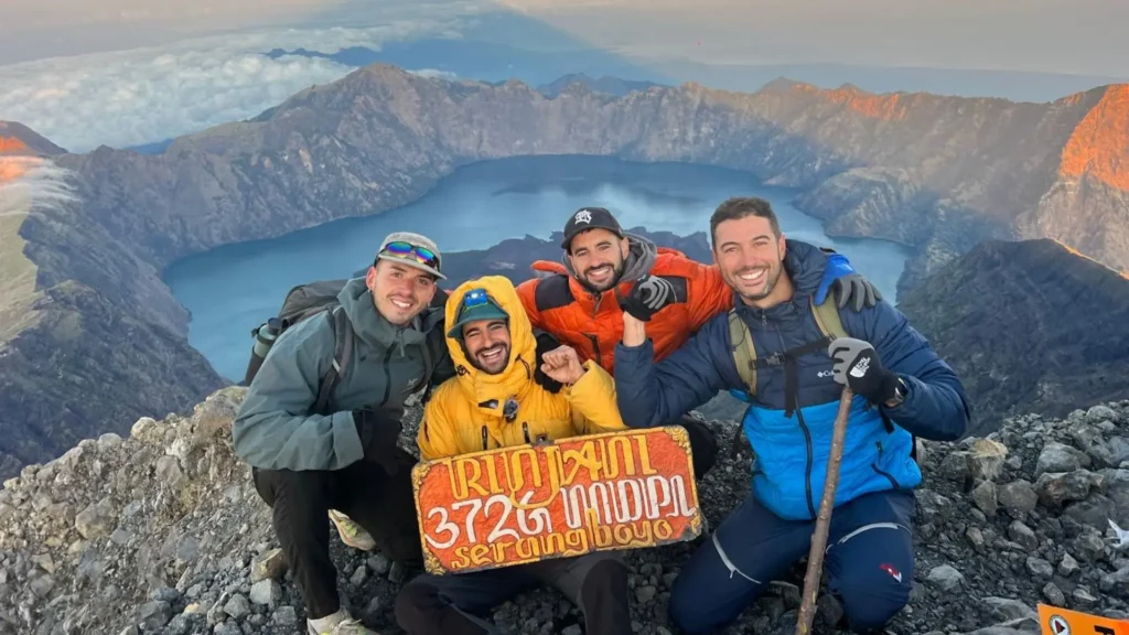 Cima del Monte Rinjani en Lombok al amanecer — Ruta Mochilera