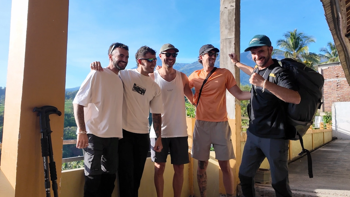 Grupo en Senaru con el Monte Rinjani al fondo, antes de iniciar la ruta
