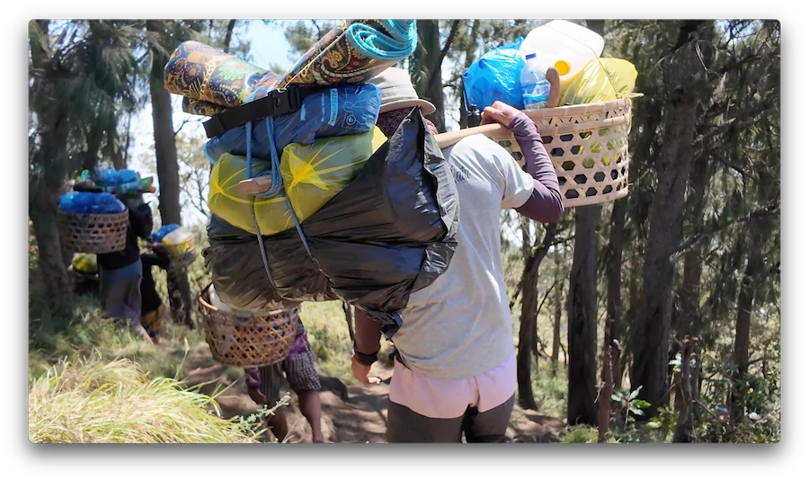 Porters del Monte Rinjani cargando tiendas y comida con palos de bambú